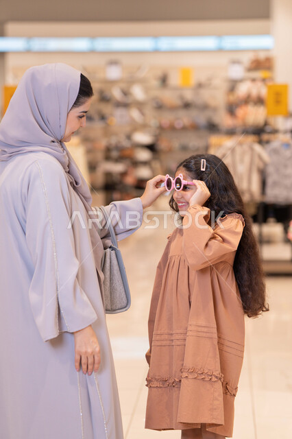 أم إماراتية وابنتها تتسوقان في مركز تجاري