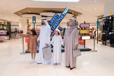 عائلة إماراتية تتسوق داخل مركز تجاري حديث