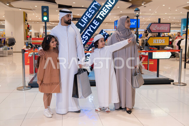عائلة إماراتية تتسوق في مول تجاري حديث