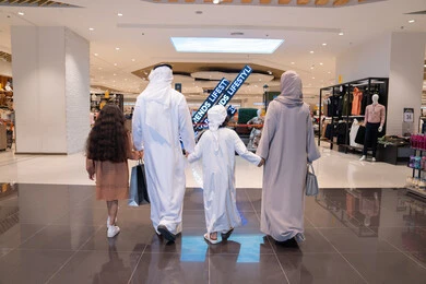 عائلة إماراتية تتسوق في مركز تجاري حديث