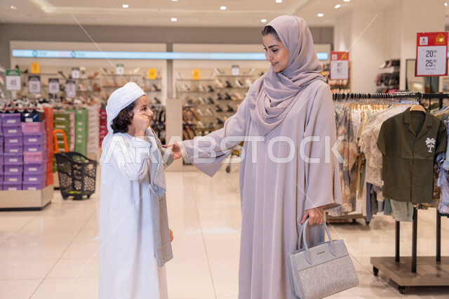 أم إماراتية وابنها يتسوقان في متجر ملابس