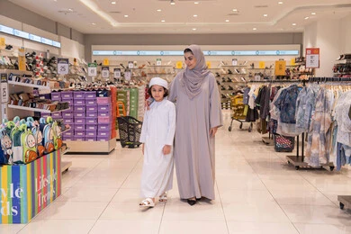 أم إماراتية وابنها يتسوقان في متجر ملابس
