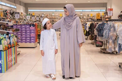 أم إماراتية وابنها يتسوقان في متجر تجزئة