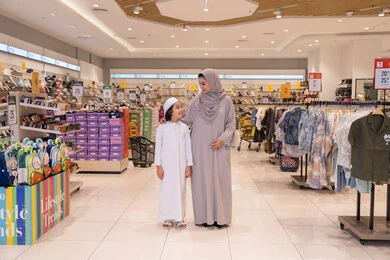 أم إماراتية وابنها يتسوقان في متجر تجزئة