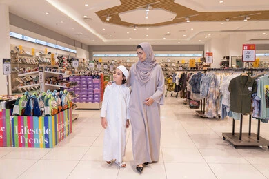 أم إماراتية وابنها يتسوقان في متجر ملابس