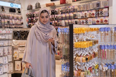 امرأة سعودية تتسوق في متجر مجوهرات وإكسسوارات