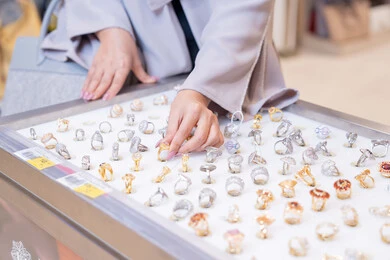 امرأة تختار خاتم ذهب في متجر مجوهرات