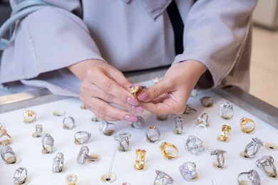 امرأة سعودية تتفحص خاتم ذهب في محل مجوهرات