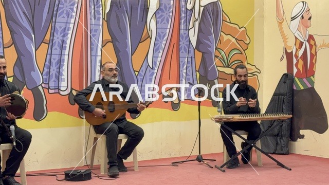 فرقة تقوم بتقديم عرض موسيقي في بوليفارد الرياض في شمال الرياض في المملكة العربية السعودية، مكان ترفيهي عائلي، وجهة ترفيهية ضخمة، تجربة تجمع بين التسوق والترفيه والمأكولات العالمية والمحلية، من11 أكتوبر 2025 حتى 2 مايو 2026