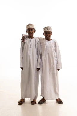 أطفال عمانيون بالدشداشة والكمة التقليدية