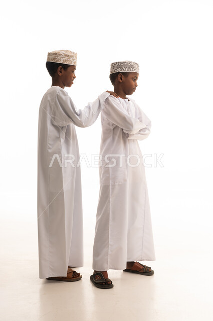 أطفال عمانيون بالزي التقليدي في استوديو تصوير