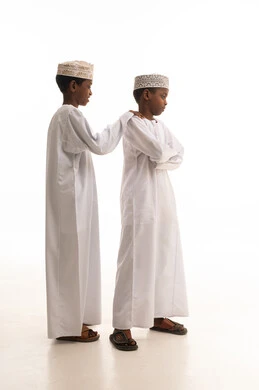 أطفال عمانيون بالزي التقليدي في استوديو تصوير