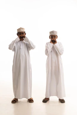 أطفال عمانيون بالزي التقليدي يصرخون في استوديو