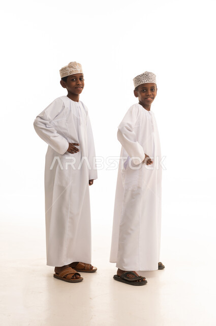 أطفال عمانيون بالدشداشة والكمة التقليدية
