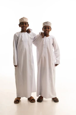 أطفال عمانيون بالدشداشة والكمة العمانية التقليدية