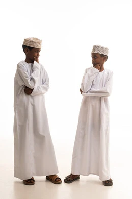 أطفال عمانيون بالدشداشة العمانية التقليدية في الاستوديو