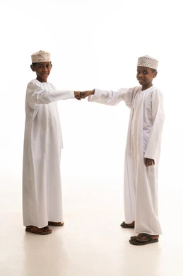 أطفال عُمانيون بالزي التقليدي في لقطة استوديو