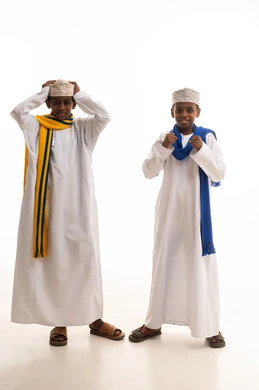 أطفال عمانيون بالزي التقليدي والدشداشة والكمة