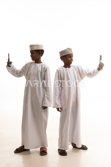 أطفال عمانيون بالزي التقليدي يلتقطون سيلفي