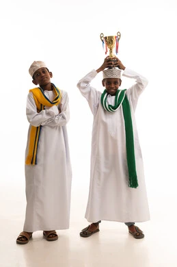 أطفال عمانيون يحتفلون بالفوز بكأس في استوديو