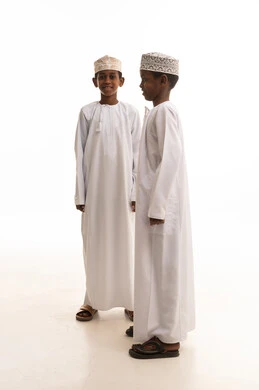 أطفال عمانيون بالزي التقليدي والكمة العمانية