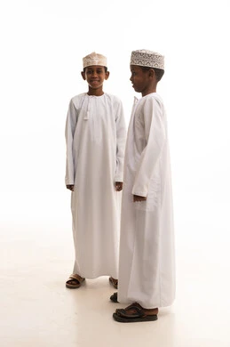 أطفال عمانيون بالدشداشة والكمة التقليدية في الاستوديو