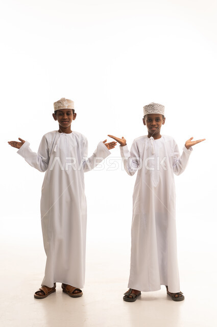 أطفال عمانيون بالزي التقليدي والكمة العمانية