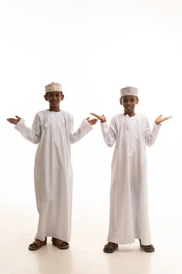 أطفال عمانيون بالزي التقليدي والكمة العمانية أطفال عمانيون بالزي التقليدي والكمة العمانية