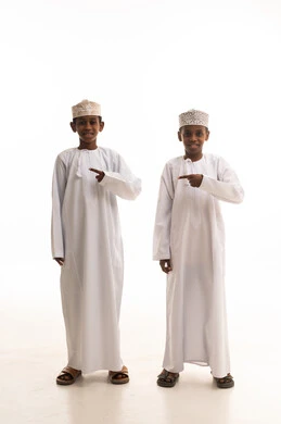 أطفال عمانيون بالزي التقليدي يشيرون في الاستوديو