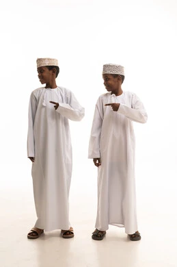 طفلان عمانيان بالزي العماني التقليدي في استوديو