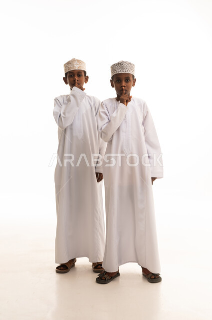 أطفال عمانيون بالثوب والكمة التقليدية في الاستوديو