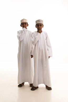 أطفال عمانيون بالثوب والكمة التقليدية في الاستوديو