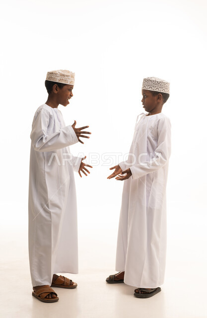 أطفال عمانيون بالزي التقليدي في استوديو بخلفية بيضاء