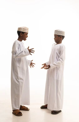 أطفال عمانيون بالزي التقليدي في استوديو بخلفية بيضاء
