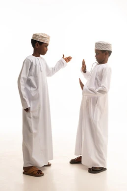 أطفال عمانيون بالزي التقليدي في استوديو تصوير