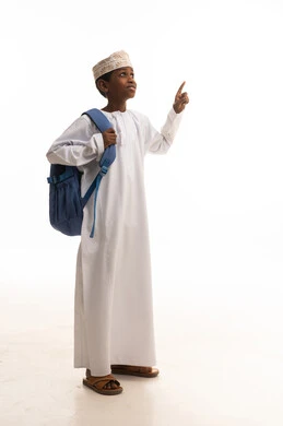 طالب عماني بالزي التقليدي مع حقيبة مدرسية