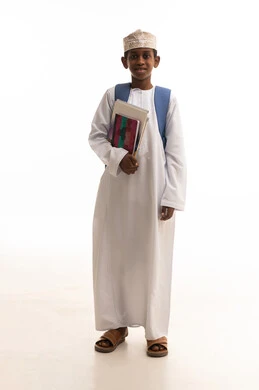 طالب مدرسي عماني بالزي التقليدي مع حقيبة ظهر