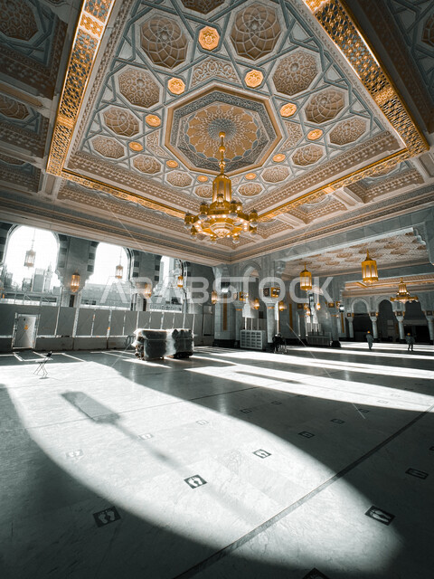صورة من داخل إحدى المساجد بالمملكة العربية السعودية ، العبادة والتقرب الى الله ، الفن الاسلامي المعماري في السعودية