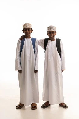 طلاب عمانيون بالزي التقليدي في الاستوديو