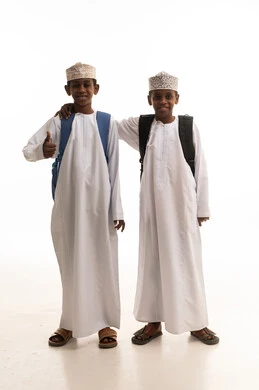 أطفال عمانيون بالزي التقليدي وحقائب المدرسة