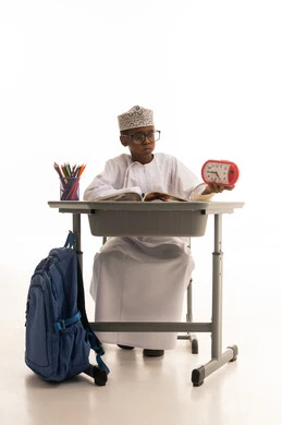 طالب عماني مع ساعة منبه على خلفية بيضاء