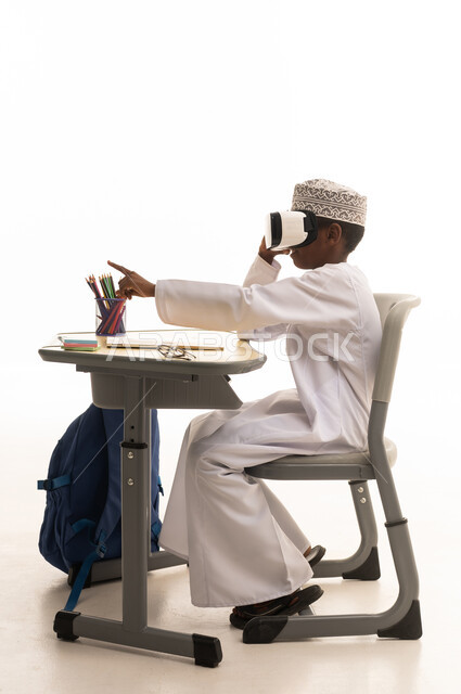 طالب عماني يستخدم نظارة الواقع الافتراضي