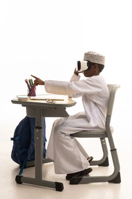 طالب عماني يستخدم نظارة الواقع الافتراضي