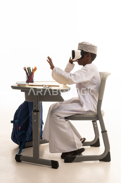 طالب عماني يستخدم نظارة الواقع الافتراضي