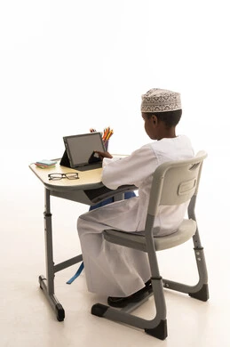 طالب مدرسي عماني يستخدم الجهاز اللوحي للتعلم الرقمي