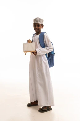 طالب عماني بالزي التقليدي مع حقيبة مدرسية