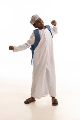 طالب عماني يرتدي حقيبة ظهر يرقص على خلفية بيضاء