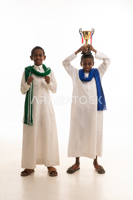 أولاد بالثياب التقليدية يحتفلون بكأس الفوز الذهبي