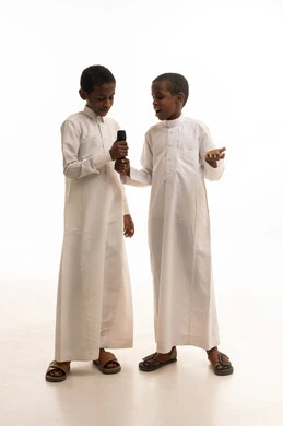 أطفال سعوديون بالثوب التقليدي مع ميكروفون