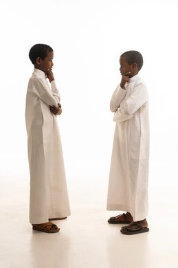 أطفال بالثوب التقليدي بوضعية التفكير